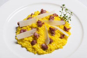 1 Risotto Gran Riserva Gallo con pasta di strolghino e lamelle di parmigiano macchiato allo zafferano_credits Simone Barbagallo