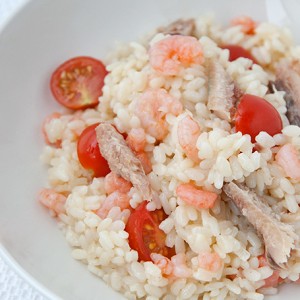 Insalata di riso con gamberetti e pomodorini con trota