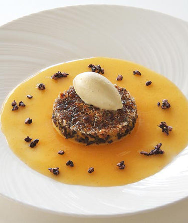 Tarta de Arroz negro con crema quemada de haba tonka 