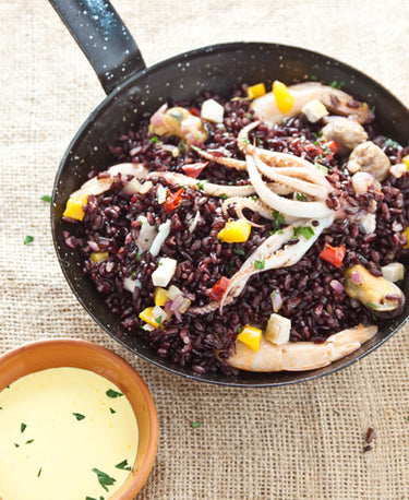 foto ricetta Paella di riso nero con salsa allo zafferano 