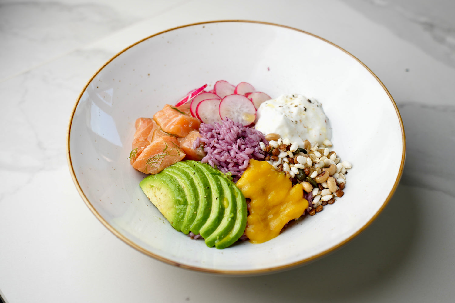 foto ricetta Pokè di riso rosa con salmone, mango, avocado, ravanelli, stracciatella e mix croccante 