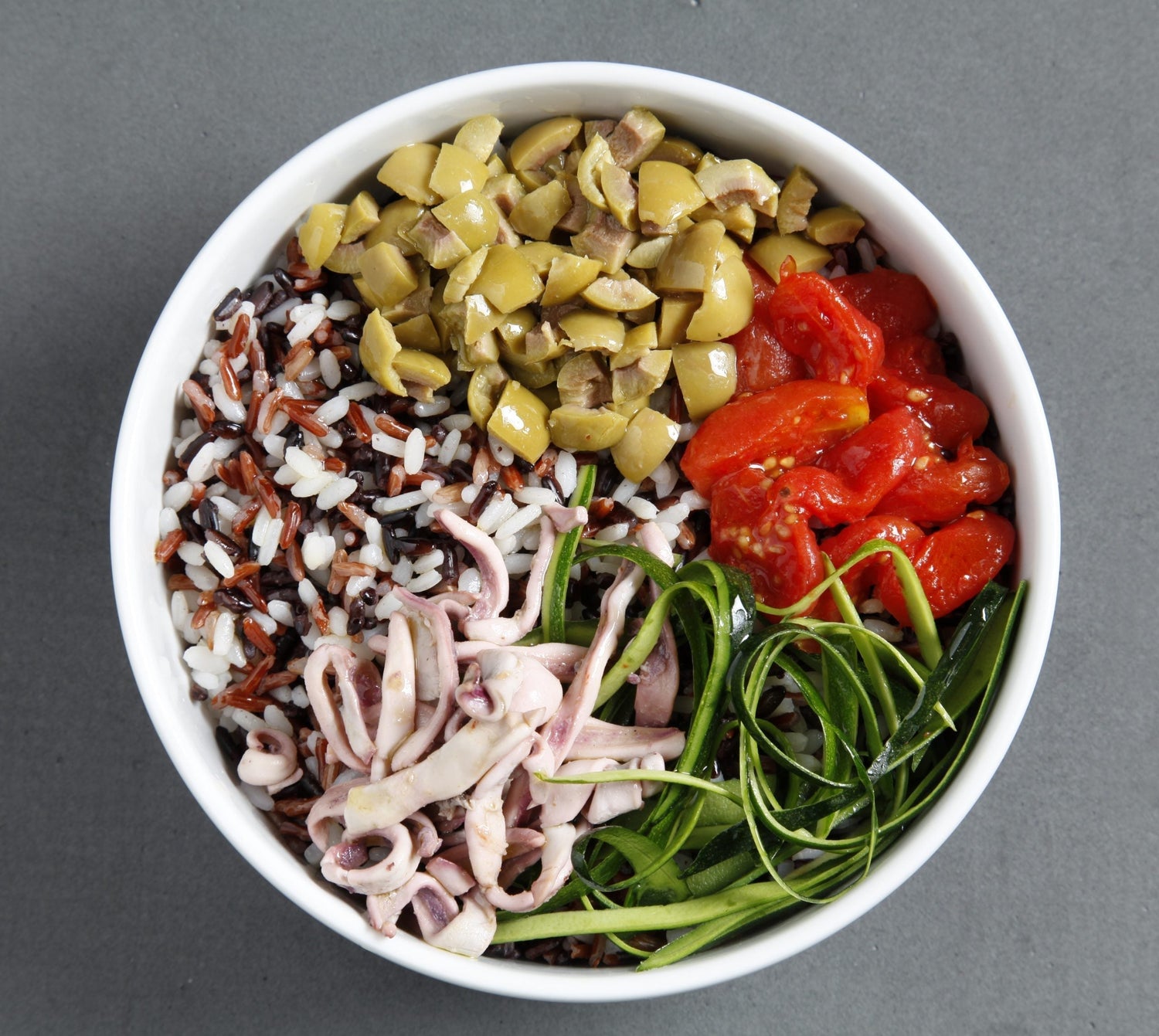 Poke bowl con Fantasie di risi, calamari e zucchine alla menta 