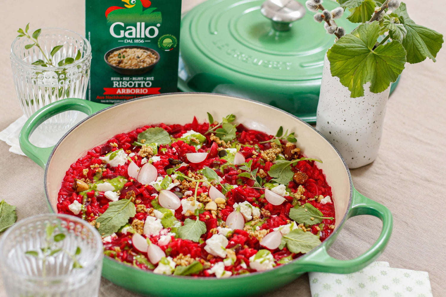 Rote Rüben Risotto mit Radieschengrün-Pesto und Manouri 