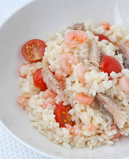 Insalata di riso con gamberetti e pomodorini con trota