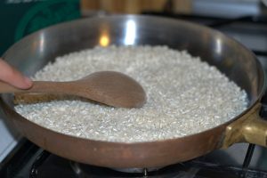 Risotto alle nocciole con crema di asparagi e ricotta di capra tostatura