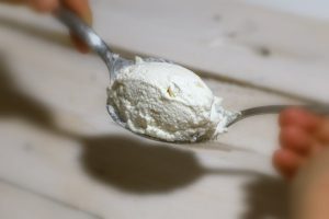 Risotto alle nocciole con crema di asparagi e ricotta di capra quenelle