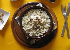 Risotto cremoso allo stokke, olive taggiasche e alici impiattato 2