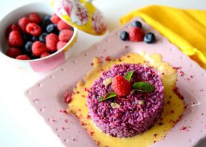 Risotto ai frutti di bosco servito su fonduta Casolèt