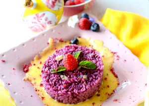 risotto ai frutti di bosco su fonduta di casolet impiattamento