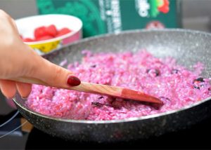 risotto ai frutti di bosco su fonduta di casolet mantecare