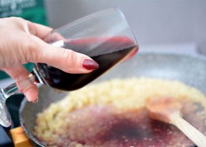 risotto ai frutti di bosco su fonduta di casolet sfumare con il vino