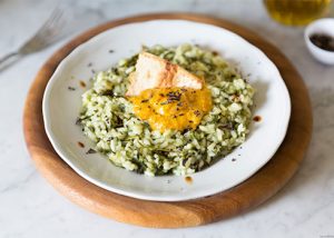 Risotto alle erbe spontanee insaporito con funghi