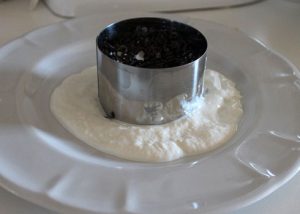 riso venere su crema di burrata con pomodorini confit e cipolla rossa di Acquaviva 5 composizione piatto