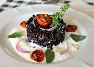 riso venere su crema di burrata con pomodorini confit e cipolla rossa di Acquaviva 6