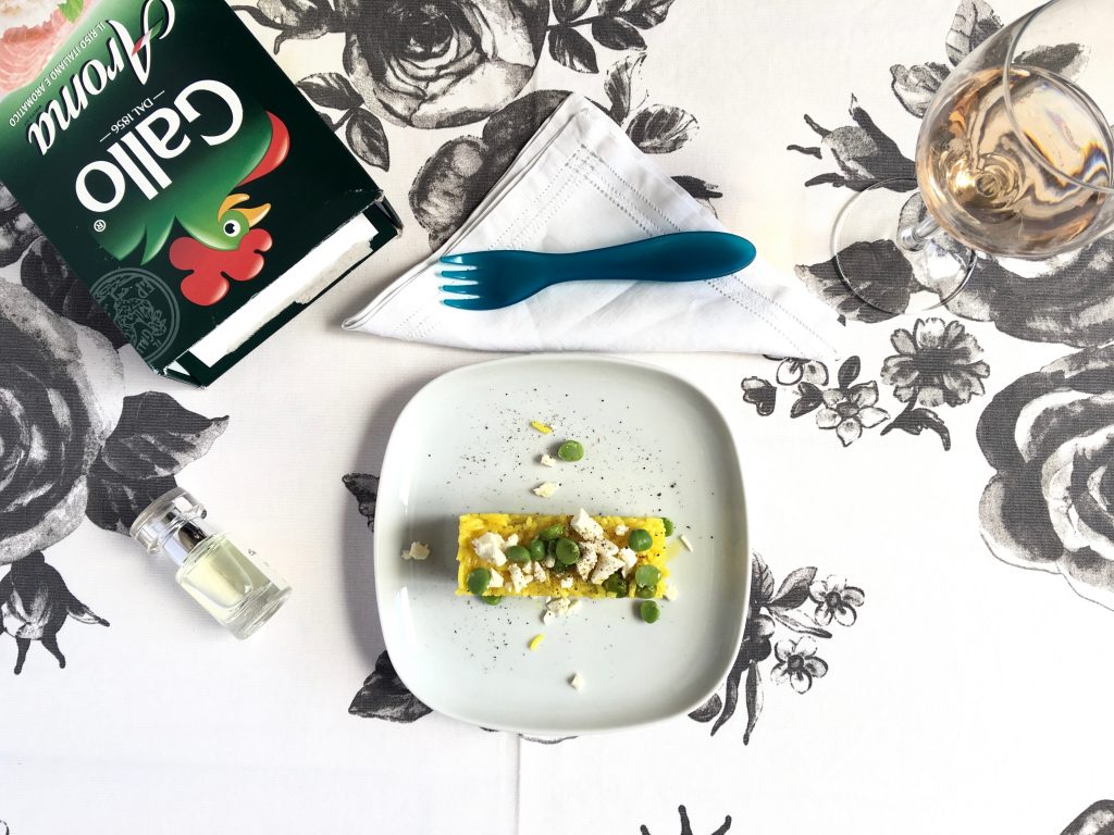 Riso Aroma piselli, feta e un po' di colore con lo zafferano