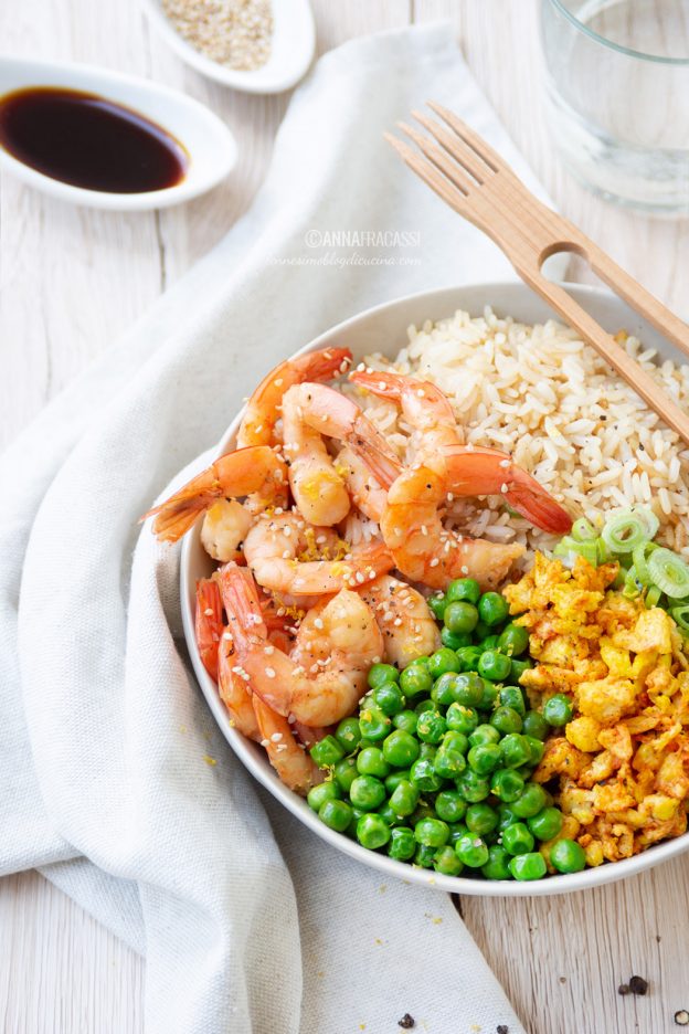 bowl di riso alla cantonese con gamberetti