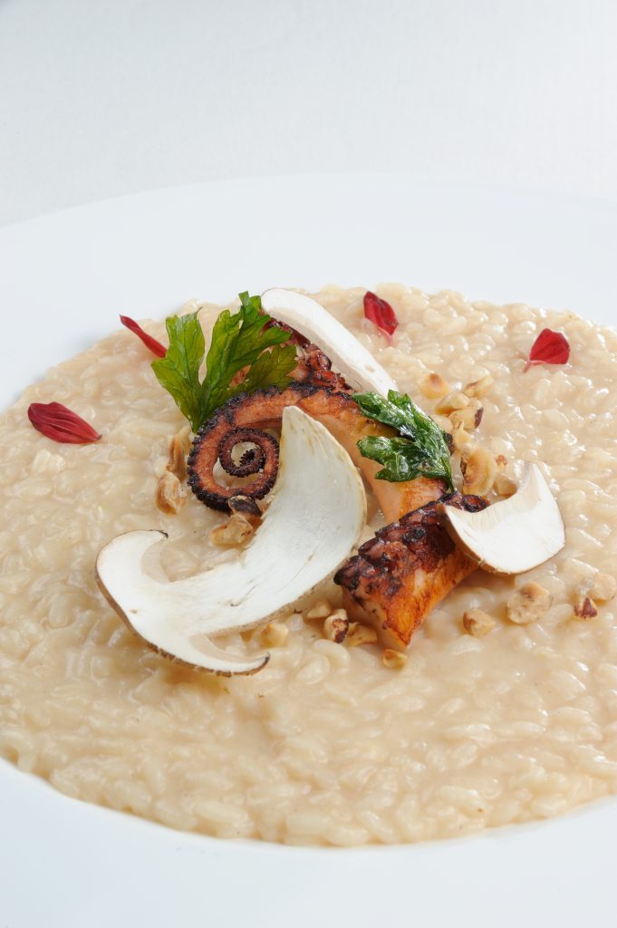 Risotto, polpo croccante, carpaccio di porcini e nocciole